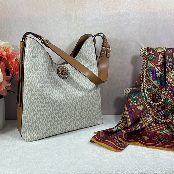 MICHAEL KORS  “Bowery” Hobo - NWT - Picture 3 of 11